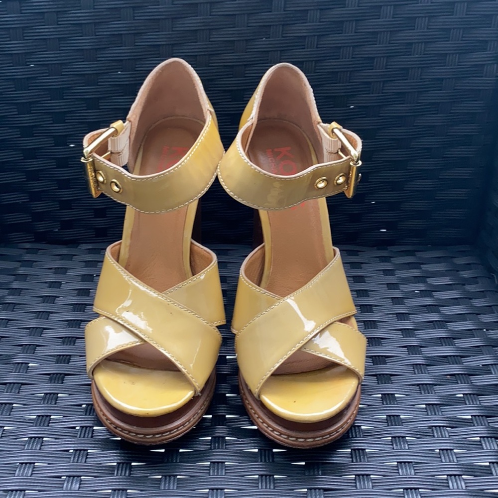 Nude‎ patent leather Michael Kors platform heels - Picture 3 of 8
